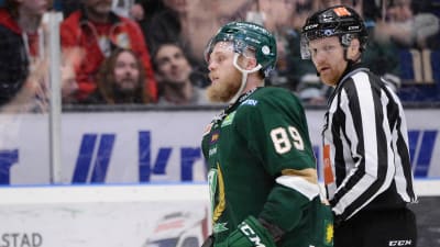 Färjestads Antti Tyrväinen rör upp känslorna i det svenska hockeyslutspelet