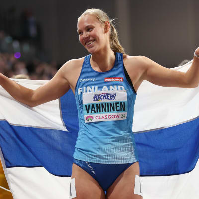 Saga Vanninen med Finlands flagga.