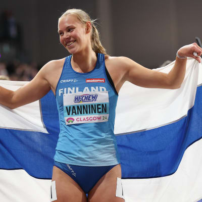 Saga Vanninen med en stor Finlands flagga efter att hon tagit hem VM-silvret i Glasgow.
