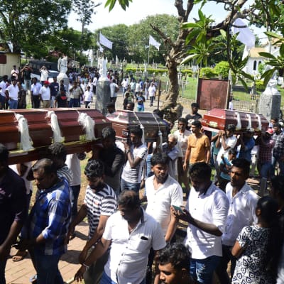 Anhöriga bär kistor med offer från söndagens terrordåd i Sri Lanka