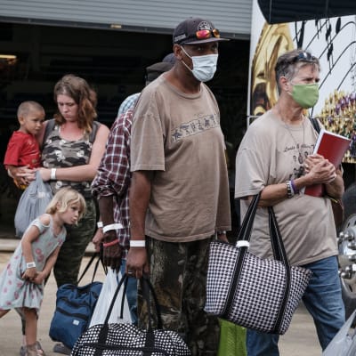 Över en halv miljon människor i Texas och Louisiana har beordrats att omedelbart lämna sina hem.