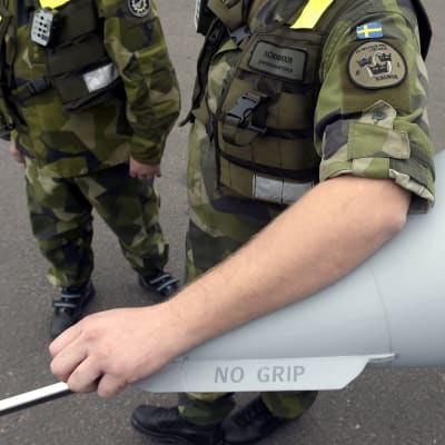 Svenska militärer vid ett Jas Gripen-plan.
