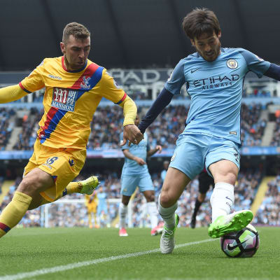 David Silva med bollen, uppvaktad av Luka Milivojevic