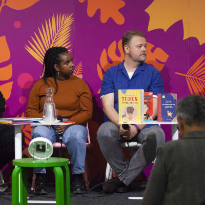 Kia Svaetichin diskuterar representation i barnböcker tillsammans med Milena Parland, författare och verksamhetsledare på Ad Astra och Saba Holm, ungdomsinformatör på Luckan och barnboksbibliotekarie Tobias Larsson.