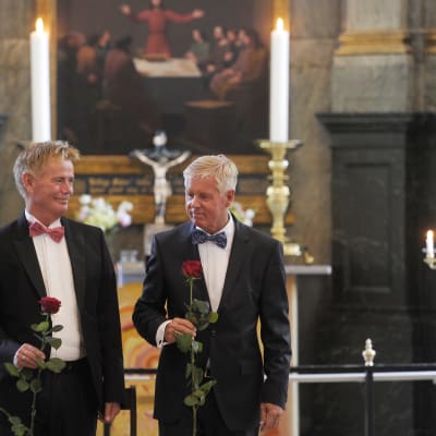 I Danmark är kyrklig vigsel för samkönade par möjlig. På bilden Stig Elling och Steen Andersen.