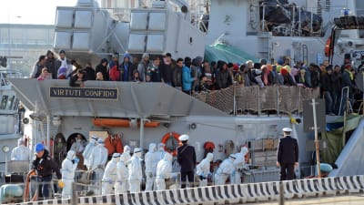 Båtflyktingar på Lampedusa den 18 april 2015.