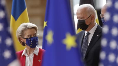 Ursula von der Leyen till vänster och Joe Biden till höger. I förgrunden flaggor.