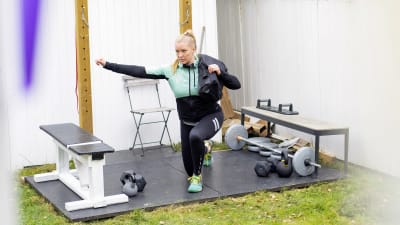 Maija Maulaheimo treenaa painosäkin kanssa korkeassa polviasennossa kotipihallaan.