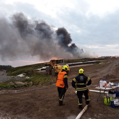 Brand vid den gamla avstjälpningsplatsen i Jakobstad.