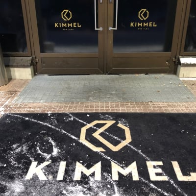 Yökerho Kimmelin ulko-oven edusta Joensuussa. 