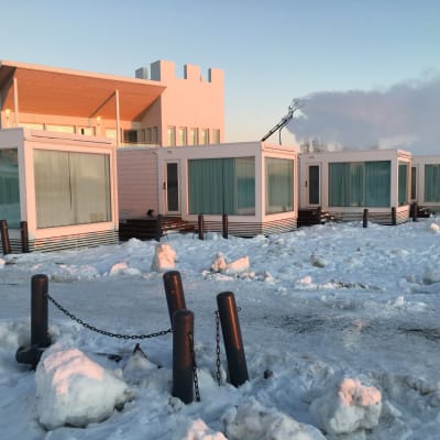 Kemin lumilinnaa lumetetaan.