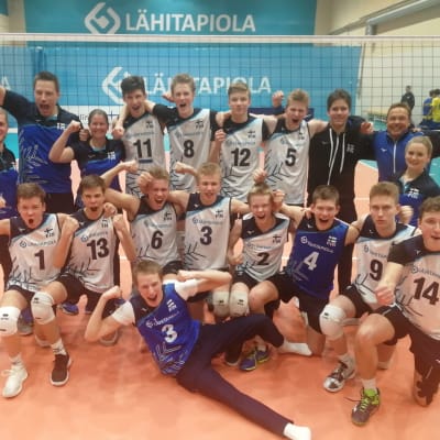 Suomen U17-poikien joukkue, joka varmisti EM-lopputurnauspaikan.