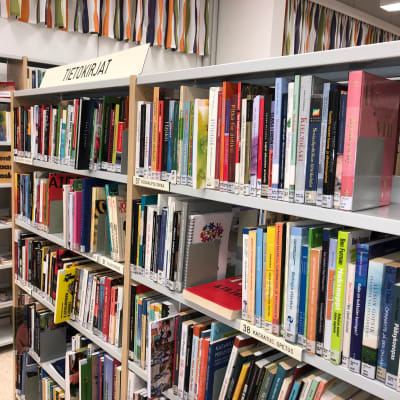 Kirjoja Inkeroisten kirjastossa.