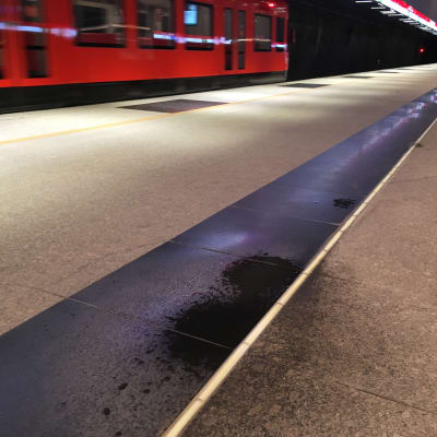 Lauttasaaren metroasemalla tippuu vettä katosta asemalaiturille