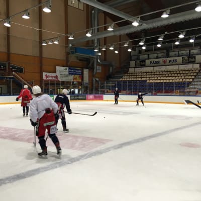 Jääkiekkojoukkue SaPKon harjoitukset Talvisalon jäähallissa