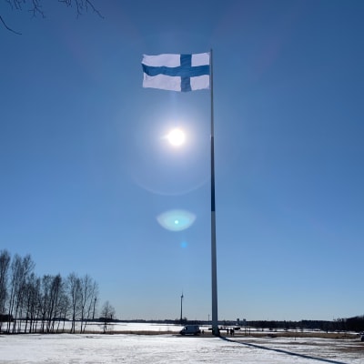 Suomen lippu Haminan satametrisessä tangossa.