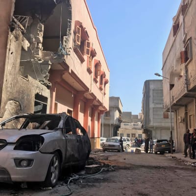 Tripolilaiset tarkistelivat keskiviikkona raketti-iskujen tuhoja.
