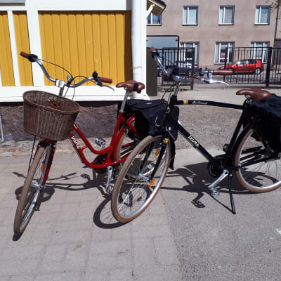 Kaksi polkupyörää seisoo pihalla.