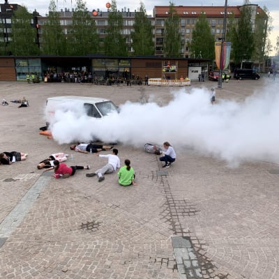 Pakettiautosta tulee savua Mikkelin torilla suuronnettomuusharjoituksessa. 