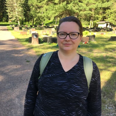 Sosiaalihistorioitsija, kuolemantutkija Ilona Pajari vapaa-ajattelijoiden hautausmaalla Kotkassa.