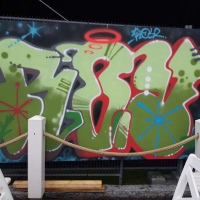 Graffiti näyttelyssä Kuopion matkustajasatamassa. 