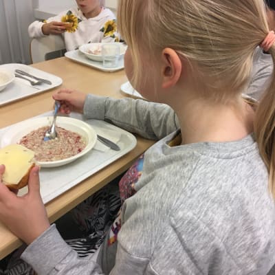 Oppilaita syömässä aamiaista Kärpäsen koulussa Lahdessa.