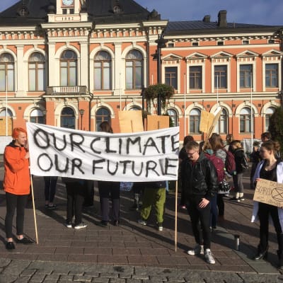 Nuorten mielenilmaus kunnianhimoisemman ilmastopolitiikan puolesta Kuopion torilla.