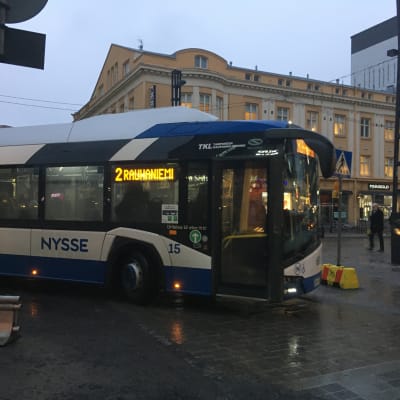 Kakkosen bussi kurvailee Tampereen keskustorilla.