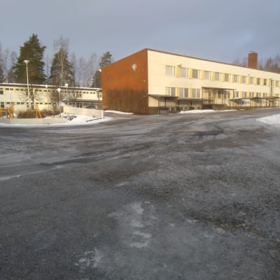 Otsonkoululaiset Ähtärin keskustassa ovat evakossa. Koulua käydään kahdessa paikassa koulurakennuksen sisäilmaongelmien takia. 
