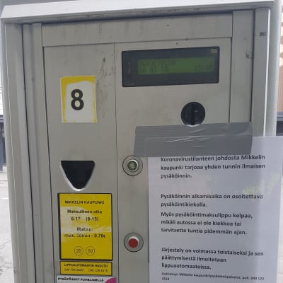 Mikkelin pysäköinnin lippuautomaatti, jossa ilmoitus maksuttomasta pysäköinnistä tunnin ajan. 