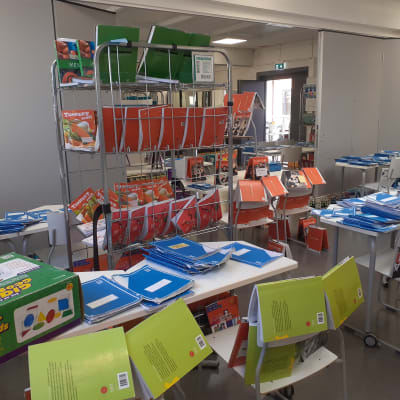 Lauttasaaren yhteiskoulun kirjoja levitettiin luokkahuoneeseen otsonipuhdistusta varten.