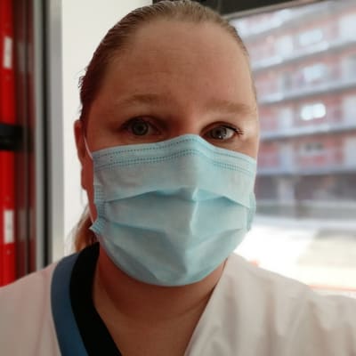 Henkilökuva Hanna Järvisestä kasvomaski yllään.