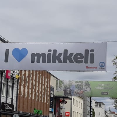 Mikkelin Maaherrankadulla lakana, jossa lukee I love Mikkeli