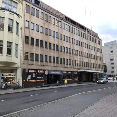 Yliopistonkatu 30:n kerrostalo ulkoapäin kuvattuna.