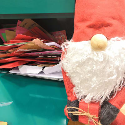 Joulutervehdysten keräyslaatikkoon Lieksassa kertyi värikkäitä joulukortteja ikäihmisille.