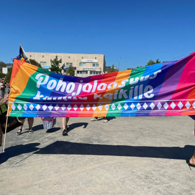 Pride-lippu Seinäjoen kulkueessa.