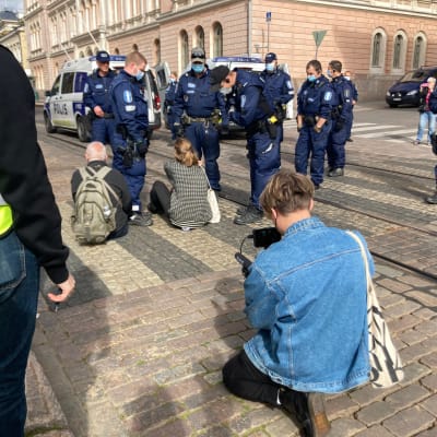 Elokapinan mielenosoitus on parhaillaan käynnissä Snellmanninkadulla Helsingissä.