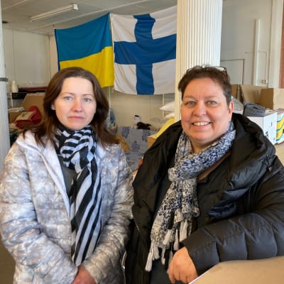 Olena Hatchenko ja Elisabeth Morney hymyilevät ja katsovat kohti kameraa, molemmilla on päällään talvitakit ja kaulassa huivit.
