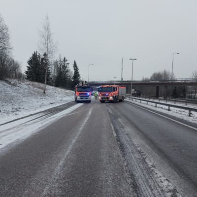 Liikenne suljettiin Hämeenlinnanväylällä pohjoisen suuntaan onnettomuuden vuoksi.
