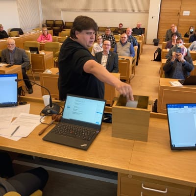 Mikko Kaunisto äänestää Huittisten kaupunginjohtajaa valtuustossa 25.4.2022.