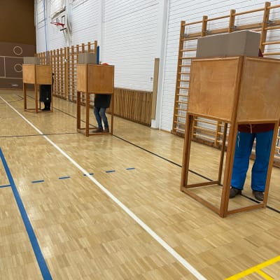 Äänestyskoppeja koulun voimistelusalissa.