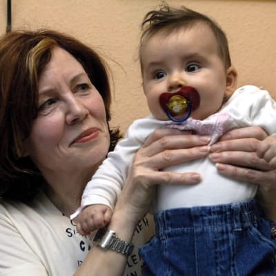 Annegret Raunigk med ett av sina barn år 2005.