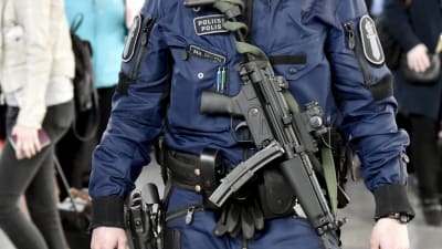 Polis beväpnad med maskinpistol av modellen MP5 