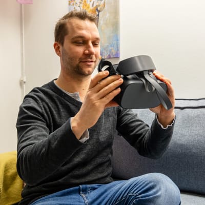 Avosyli-konsernin koulutusjohtaja Jukka Sihlman pitää käsissään virtuaalitodellisuuslaseja.
