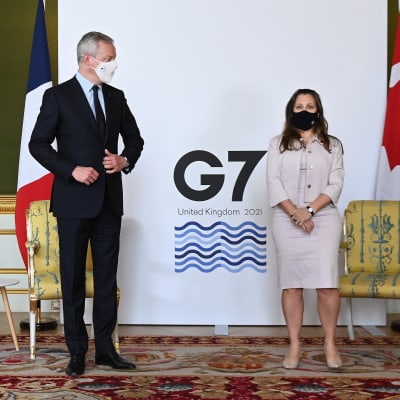 Frankrikes finansminister Bruno Le Maire och Kanadas finansminister Chrystia Freeland på G7-mötet i London.