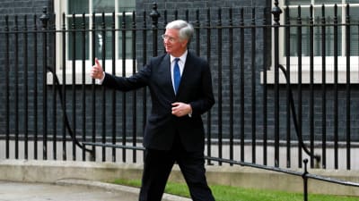 Michael Fallon, klädd i blå slips och mörk kostym , lämnar 10 downing Street efter att han utnämnts till försvarsminister av Theresa May.
