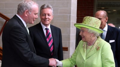 Sinn Féin-politikern och tidigare IRA-kommendören Martin MCGuinness skakar hand med Drottning Elisabeth. 