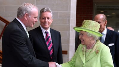 Martin McGuiness och drottningen Elisabeth skakar hand