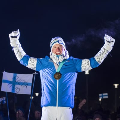 Iivo Niskanen firar OS-guldet.