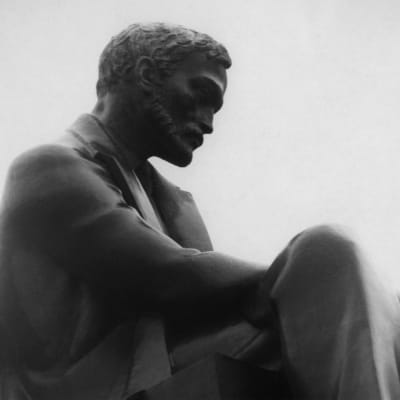 Kuvassa Aleksis Kiven patsas